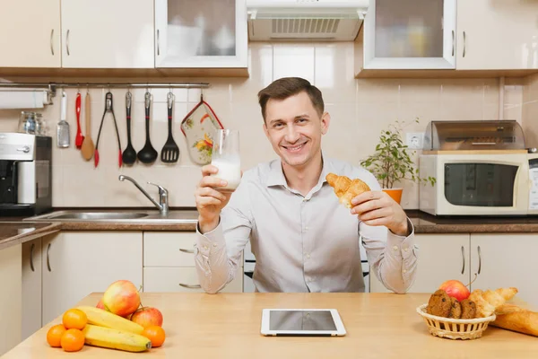 Schöner kaukasischer junger Geschäftsmann in kariertem Hemd, der eine Brüste hat — Stockfoto