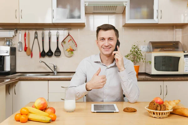 Bello giovane uomo d'affari in camicia a quadri fare colazione, sedersi — Foto Stock