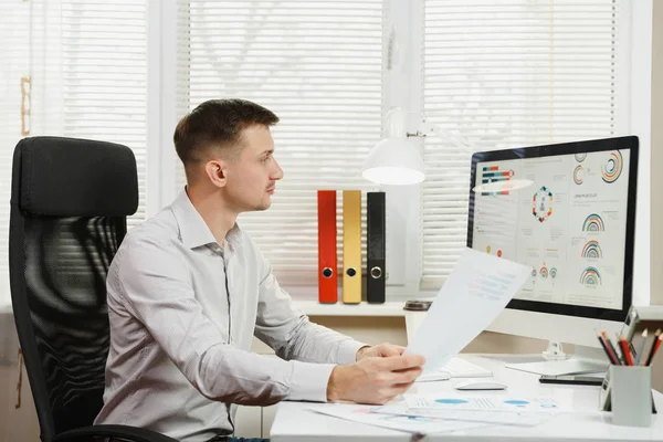 Ciddi ve dalmış iş adamı masada oturan gömlek,