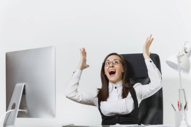 Işık belgelerle bilgisayarda çalışan, küfür ve çığlık, beyaz arka planda, kopya alanı reklam için el ele tutuşarak masa başında otururken hayal kırıklığına uğramış kızgın iş kadını
