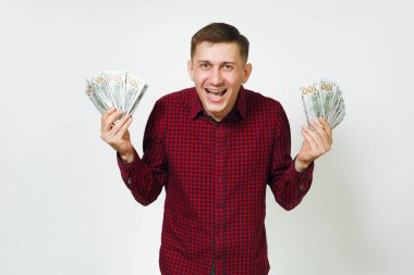 Yakışıklı neşeli pozitif beyaz şanslı genç mutlu memnun