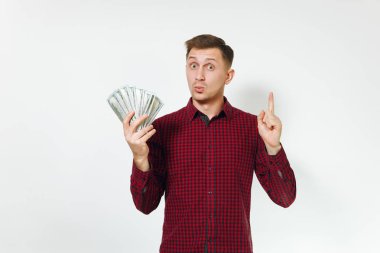 Yakışıklı neşeli pozitif beyaz şanslı genç mutlu memnun