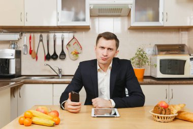 Yakışıklı genç iş adamı takım elbise, gömlek, Kahvaltı, si