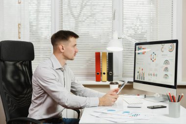 Ciddi ve dalmış iş adamı masada oturan gömlek,