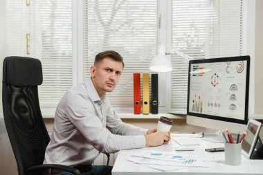 Ciddi ve dalmış iş adamı masada oturan gömlek,