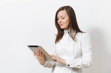 Güzel mutlu beyaz genç gülümseyen brown-iş kadın holding ve beyaz arka plan üzerinde izole tablet çalışan Beyaz gömlekli. Yöneticisi, öğrenci veya çalışan. Kopya alanı reklam için.