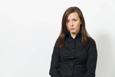 Güzel ciddi üzgün üzgün beyaz genç Kahverengi saç iş kadını siyah klasik gömlek, beyaz arka plan üzerinde izole etek kapat. Yöneticisi, işçi, öğrenci. Kopya alanı reklam için.