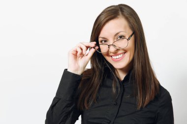 Güzel mutlu beyaz genç gülümseyen Brown-iş kadın siyah klasik gömlek ve beyaz arka plan üzerinde izole gözlük kapatın. Yöneticisi, işçi, öğrenci. Kopya alanı reklam için.