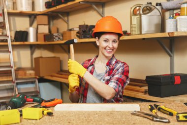 Ekose gömlekli, gri T-s oldukça beyaz kahverengi saçlı kadın