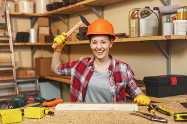 Ekose gömlekli, gri T-s oldukça beyaz kahverengi saçlı kadın