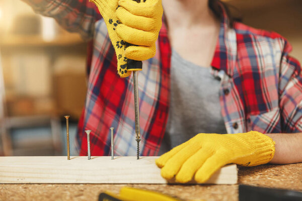 Крупный план кавказской девушки в клетчатой рубашке, серой футболке
, 