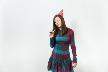 Beyaz arka plan için reklam izole mevcut tatil olmadan kutlayan güzel beyaz üzgün, yalnız ve sıkıntılı genç kadın mavi ekose elbise ve doğum günü parti şapkası ile boru,.