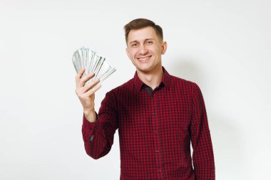 Yakışıklı neşeli pozitif beyaz şanslı genç mutlu memnun