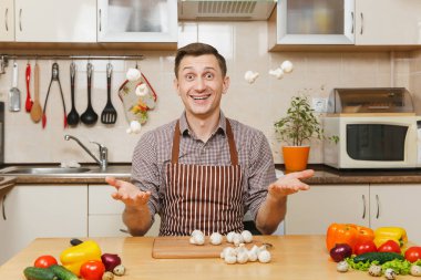 Yakışıklı beyaz delikanlı ta oturan önlük, kahverengi gömlekli