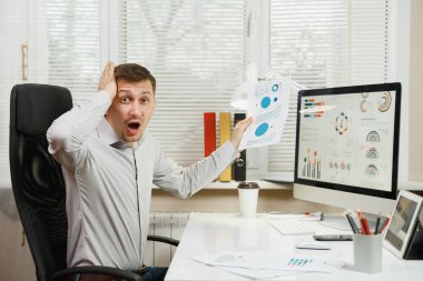 Çapraşık şok ve stressiz bir iş adamı th oturan gömlek