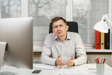 Çapraşık şok ve bilgisayarda çalışan modern monitör, klasörler, lamba, belge penceresi arka plan üzerinde ışık Office ile iş adamı masa başında oturan gömlek stres. Yöneticisi veya alt.