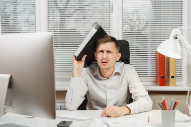 Çapraşık şok ve bilgisayarda çalışan modern monitör, klasörler, lamba, belge penceresi arka plan üzerinde ışık Office ile iş adamı masa başında oturan gömlek stres. Yöneticisi veya alt.