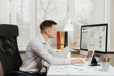 Ciddi ve dalmış iş adamı masada oturan gömlek,