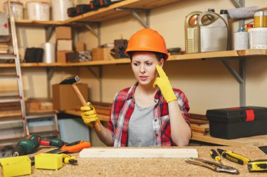 Ekose gömlekli, gri T-s oldukça beyaz kahverengi saçlı kadın