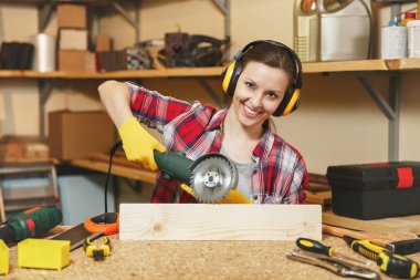 Ekose gömlek, gri T-shirt, gürültü insul genç kahverengi saçlı kadın