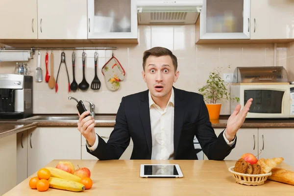 Perturbed young business man in suit, shirt, having breakfast, s — Stock Photo, Image