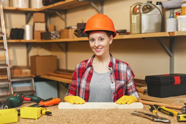 Belle caucasienne jeune femme aux cheveux bruns en chemise à carreaux, gris — Photo