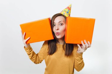 Güzel beyaz eğlenceli kutluyor ve reklam için izole beyaz arka plan üzerinde tatil keyfini mutlu kadın sarı giysili turuncu hediye kutuları ile mevcut, holding doğum günü parti şapkası.