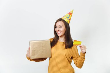 Güzel beyaz eğlenceli tatil için reklam izole beyaz arka plan üzerinde kutluyor mutlu kadın sarı Giysi, doğum günü parti şapka holding altın hediye kutusu hediye ve kredi kartı,
