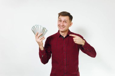 Yakışıklı neşeli pozitif beyaz şanslı genç mutlu memnun