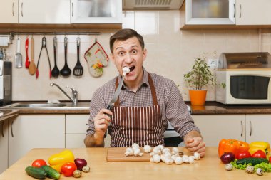 Yakışıklı beyaz delikanlı ta oturan önlük, kahverengi gömlekli