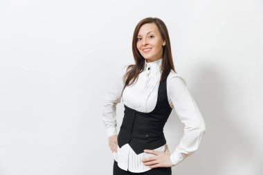 Güzel mutlu beyaz genç gülümseyen Brown-iş kadın siyah takım elbiseli, beyaz arka plan üzerinde beyaz gömlek kamera seyir izole. Yöneticisi veya işçi kapatın. Kopya alanı reklam için.