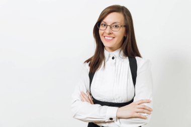 Güzel beyaz genç beyaz arka plan üzerinde siyah takım elbise, beyaz gömlek ve gözlük geçti elele gülümseyen brown-iş kadın izole. Yöneticisi veya işçi. Kopya alanı reklam için.