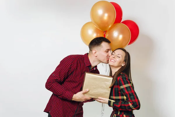 Beautiful young happy kissing couple in love. Woman and man hold — Stock Photo, Image