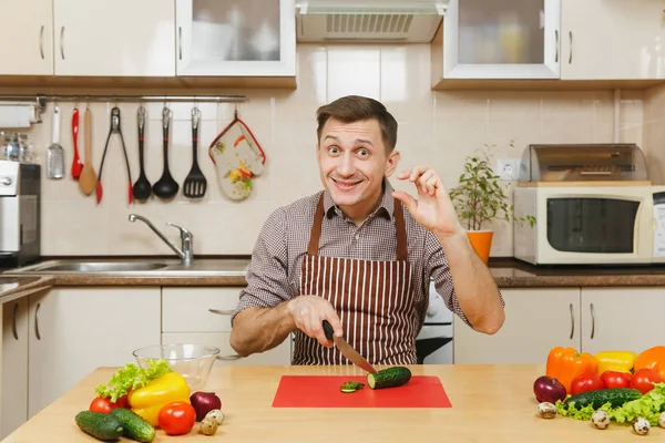 Schöner lächelnder kaukasischer junger Mann in Schürze, braunem Hemd — Stockfoto