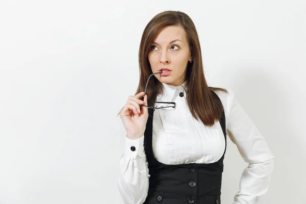 Hermosa sexy caucásica joven sonriente mujer de negocios de cabello castaño en traje negro, camisa blanca y gafas mirando a un lado aislado sobre fondo blanco. Gerente o trabajador. Copiar espacio para publicidad . —  Fotos de Stock