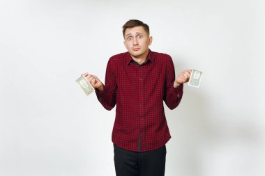 Rahatsız ağlayan beyaz genç iş ma yakışıklı üzücü şaşkın