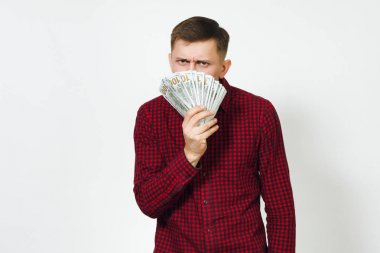 Beyaz genç mutlu busin yakışıklı neşeli pozitif memnun