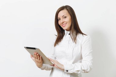 Güzel mutlu beyaz genç gülümseyen brown-iş kadın holding ve beyaz arka plan üzerinde izole tablet çalışan Beyaz gömlekli. Yöneticisi, öğrenci veya çalışan. Kopya alanı reklam için.