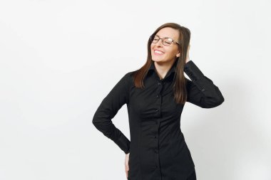 Güzel mutlu beyaz genç gülümseyen brown-iş kadın siyah klasik gömlek, etek, beyaz arka plan üzerinde izole gözlük kapatın. Yöneticisi, işçi, öğrenci. Kopya alanı reklam için.
