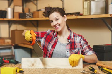 Güzel gülümseyen beyaz genç kahverengi saçlı kadını ekose Şir