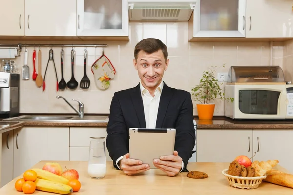 ハンサムな欧州の若いビジネス スーツの男、シャツを破ること — ストック写真