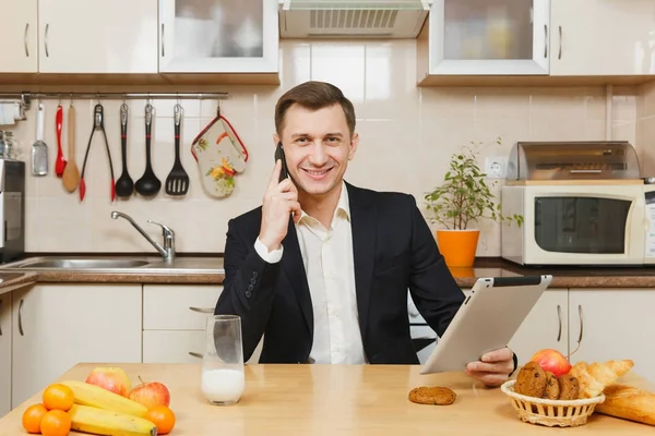 Bello giovane uomo d'affari in giacca e cravatta, camicia, fare colazione, si — Foto Stock