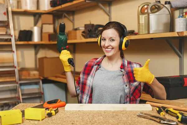 Belle caucasienne jeune femme aux cheveux bruns en chemise à carreaux, bruit — Photo