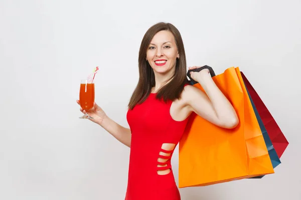 Aantrekkelijke glamour trendy jonge vrouw in rode jurk bedrijf — Stockfoto