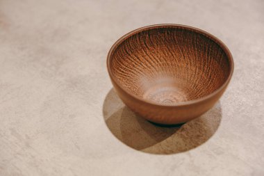 Rustik ahşap masa, doğal ışık seramik kase boş, metin için yer kopyalayın. Üstten Görünüm.