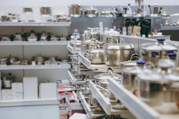 Pots on the shelves in the store sold — Stock Photo, Image