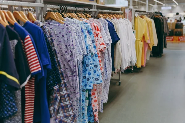 Tienda de ropa de cama colorida, toallas y batas — Foto de Stock