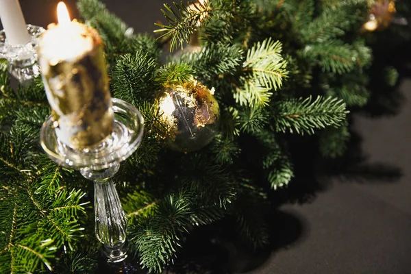 Noel tablo Ladin, topları ve rahat restoranda yanan muma yeşil dallar ile dekore edilmiştir..