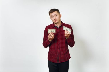 Rahatsız ağlayan beyaz genç iş ma yakışıklı üzücü şaşkın