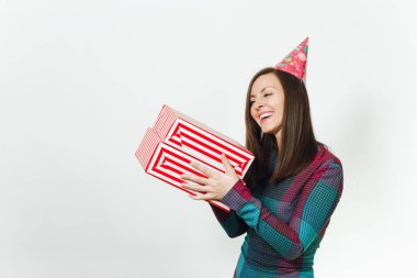 Beyaz eğlence genç gülümseyen güzel ekose elbise ve doğum günü parti şapkası iki hediye ile mutlu kadın mevcut kutuları, kutlama ve reklam için izole beyaz arka plan üzerinde tatil keyfini.